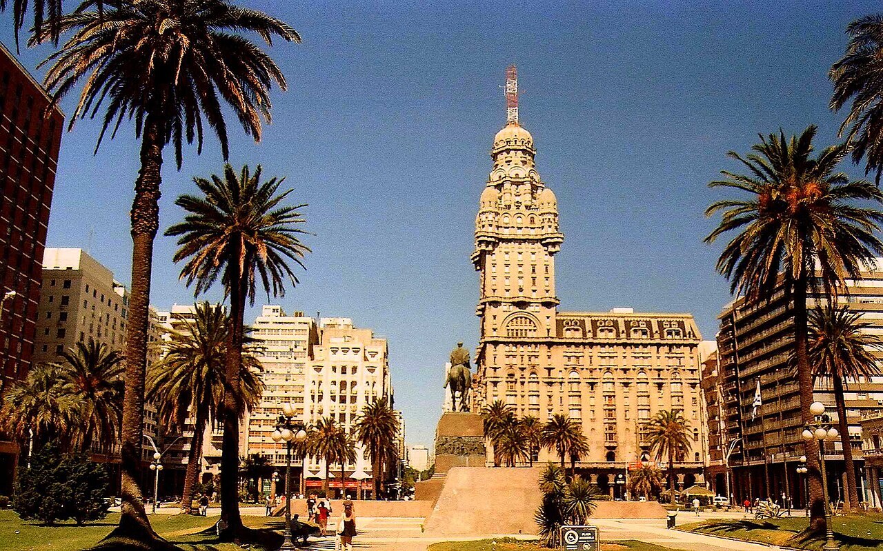 Plaza Independencia & Palacio Salvo in Montevideo