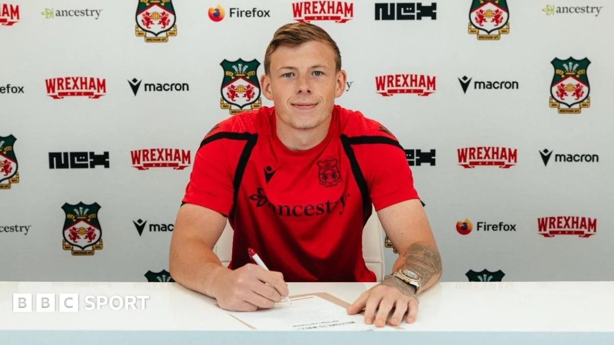 Wrexham sign Sunderland goalkeeper Patterson