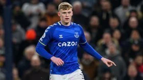 Man Utd weighing up move for Everton defender?