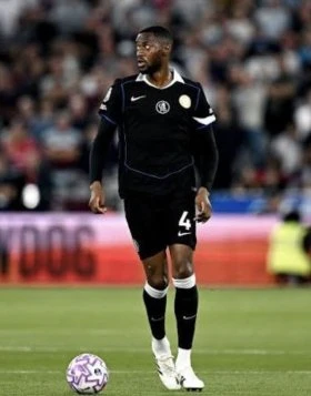 Man Utd table late bid for Chelsea defender